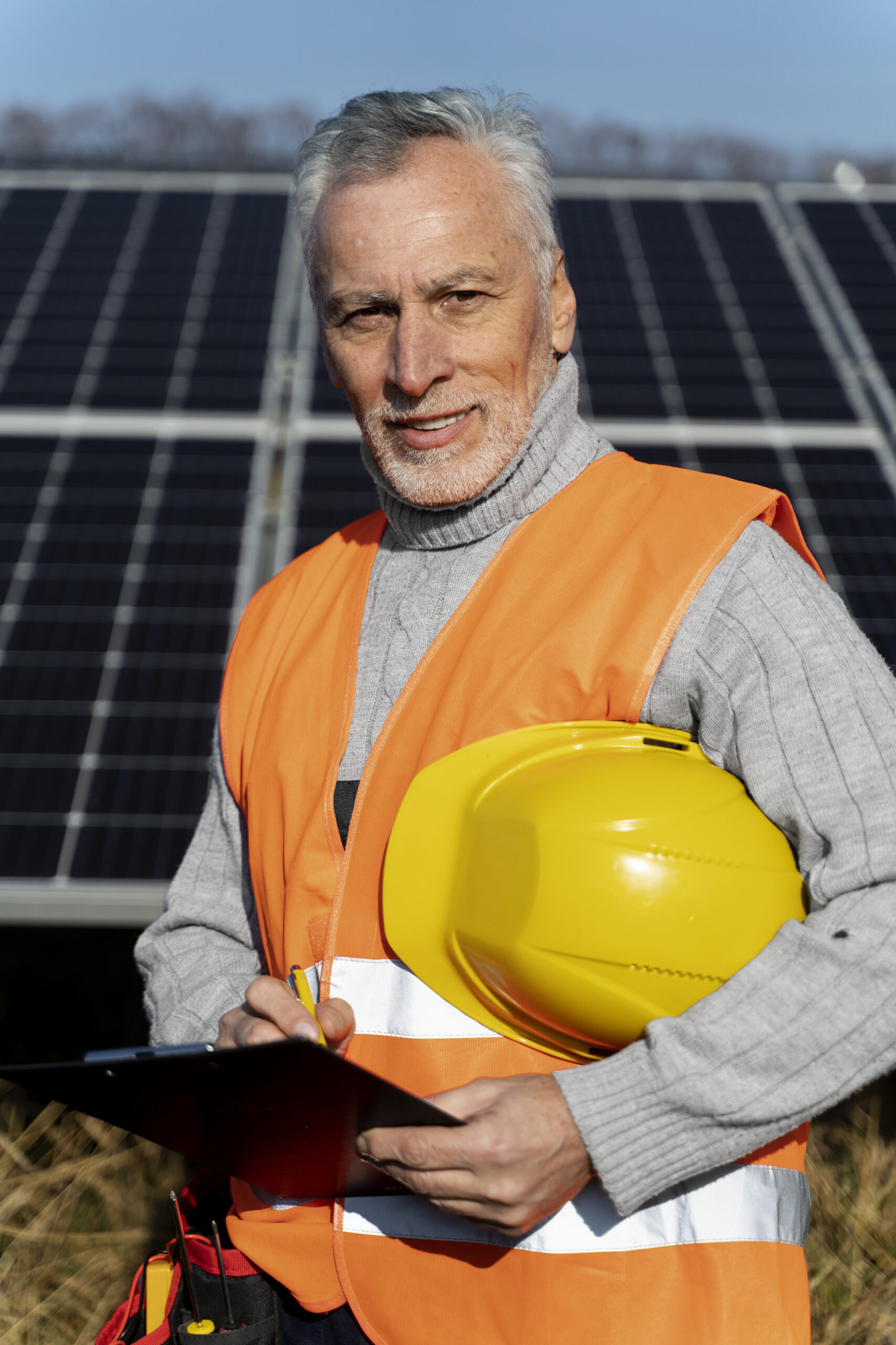 pessoa-perto-de-usina-de-energia-alternativa (1)